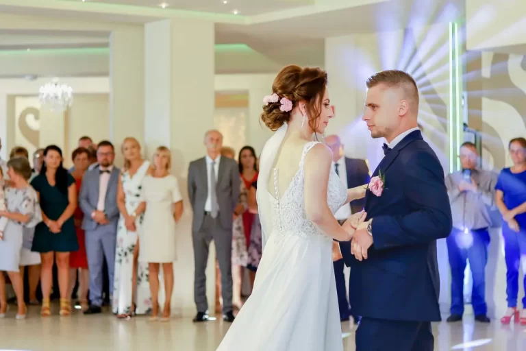 Fotograf na Weselu robi zdjęcie pary młodej na pierwszym tańcu
