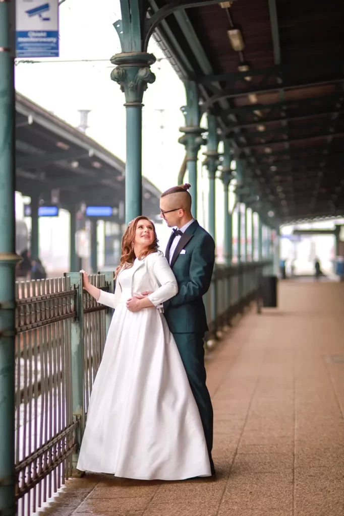 Fotograf ślubny - sesja zdjęciowa na peronie z parą młodą