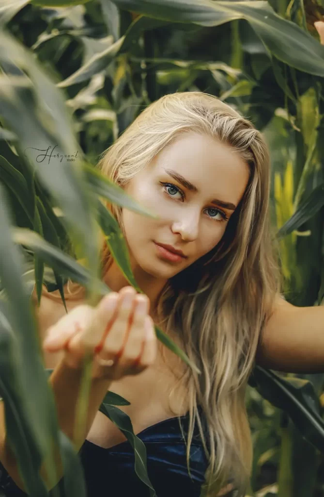 Dziewczyna w kukurydzy na kobiecej sesji zdjęciowej