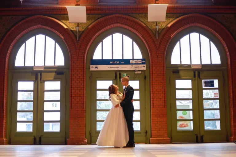 Fotograf ślubny sesja ślubna z parą młodą na peronie kolejowym