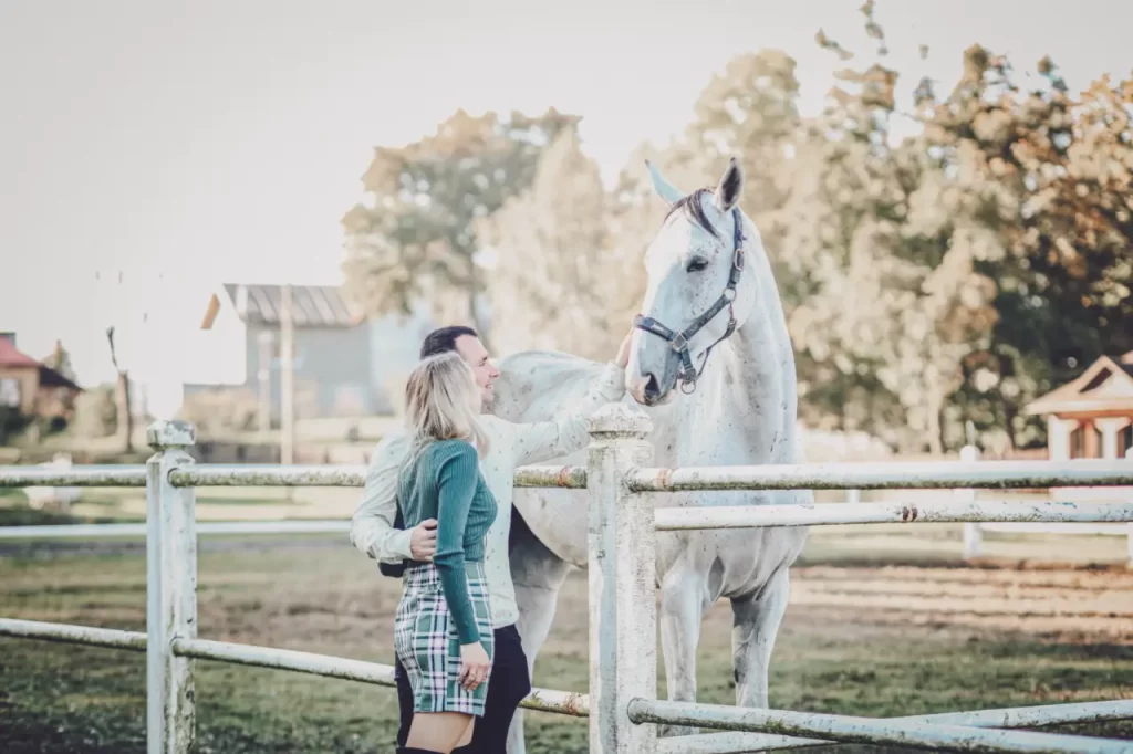 Wspólne zdjęcia z koniem Kobieta i Mężczyzna z koniem w zagrodzie u Fotografa