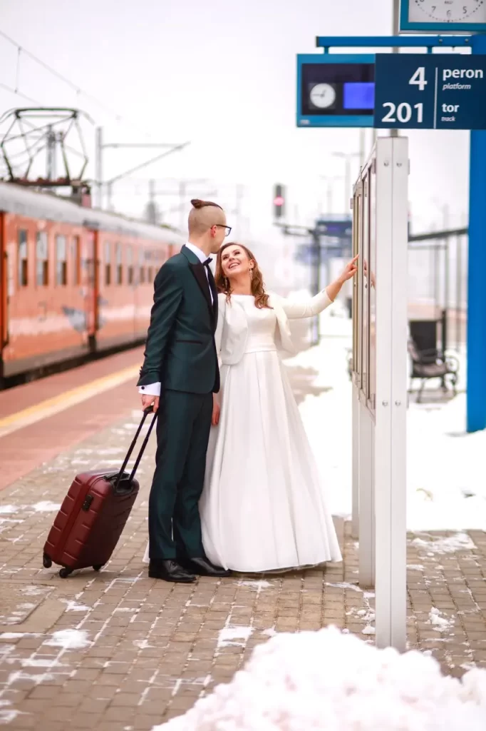 Fotograf ślubny wykonuje zdjęcia na peronie kolejowym z parą młodą