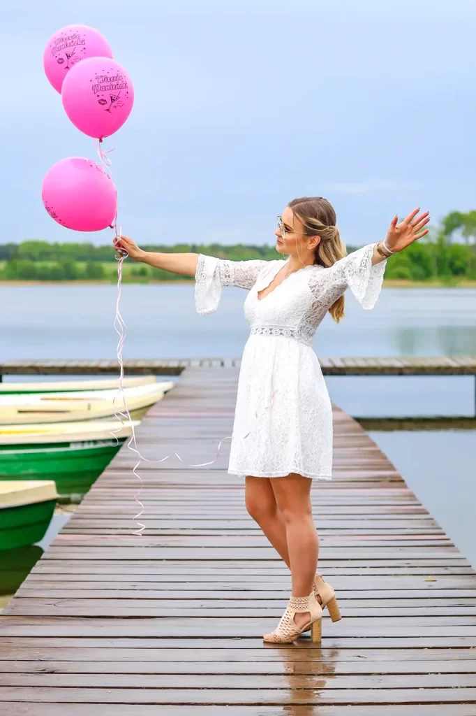 Panna młoda z różowymi balonikami na pomoście