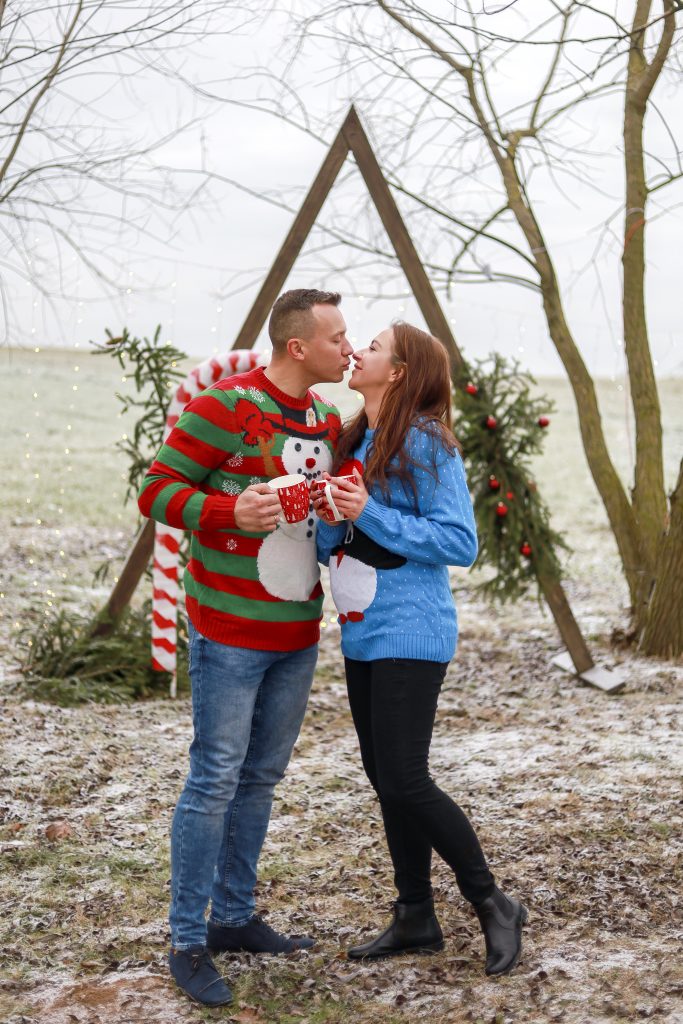 Małżeństwo pozuje do świątecznego zdjęcia w pomysłowej sesji zdjęciowej
